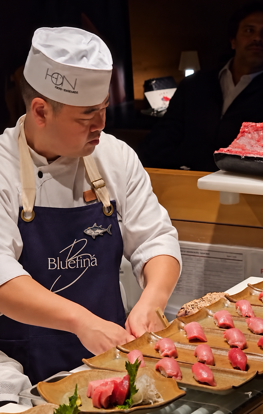 Chef de Sushi con Tuna y Pin Azulfiná